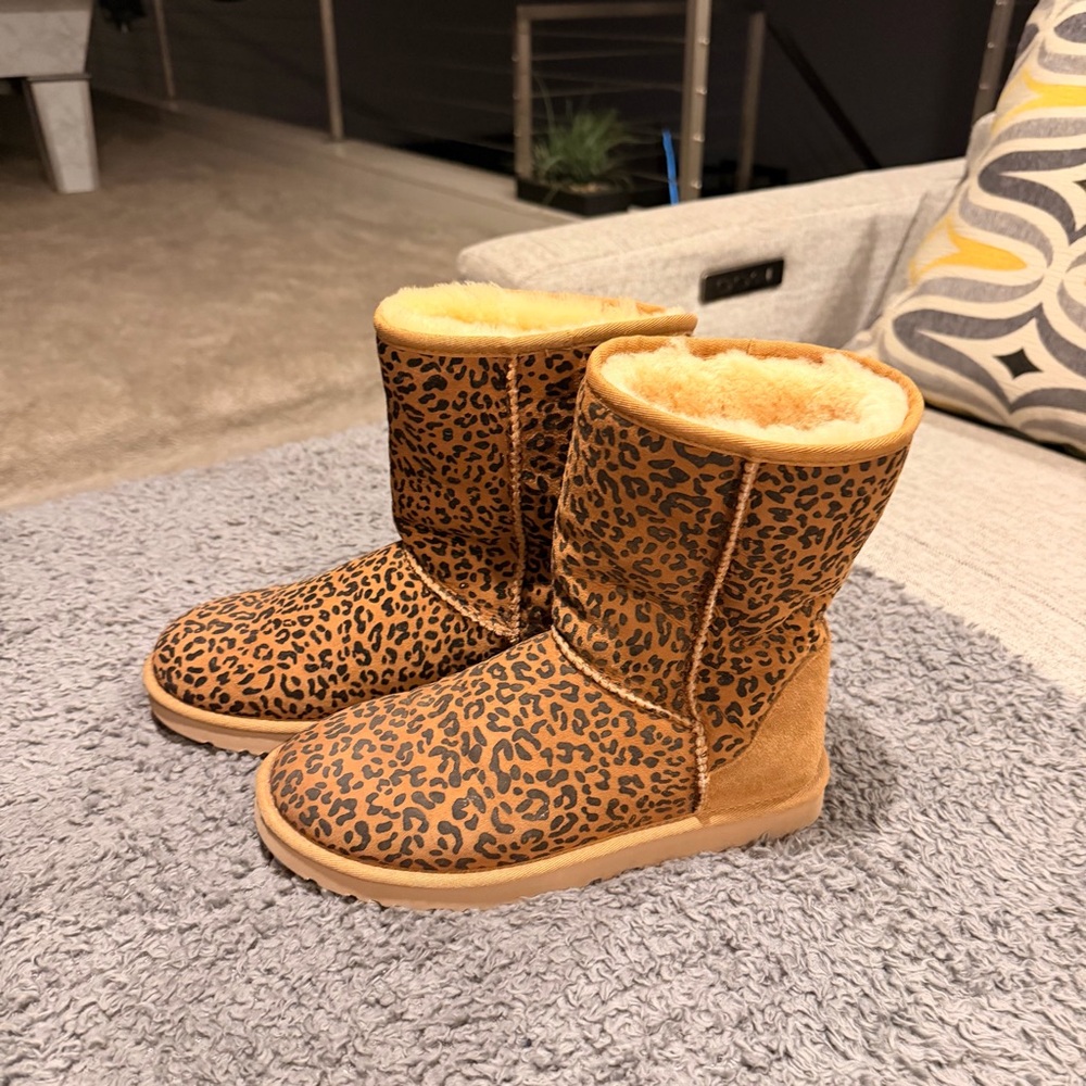 UGG Y2K Style Brown Leopard Print Boots with Faux Fur - Picture 3 of 8